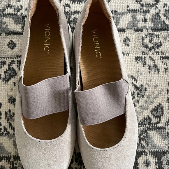 Womens size 9 Vivonic sneaker - Picture 1 of 2